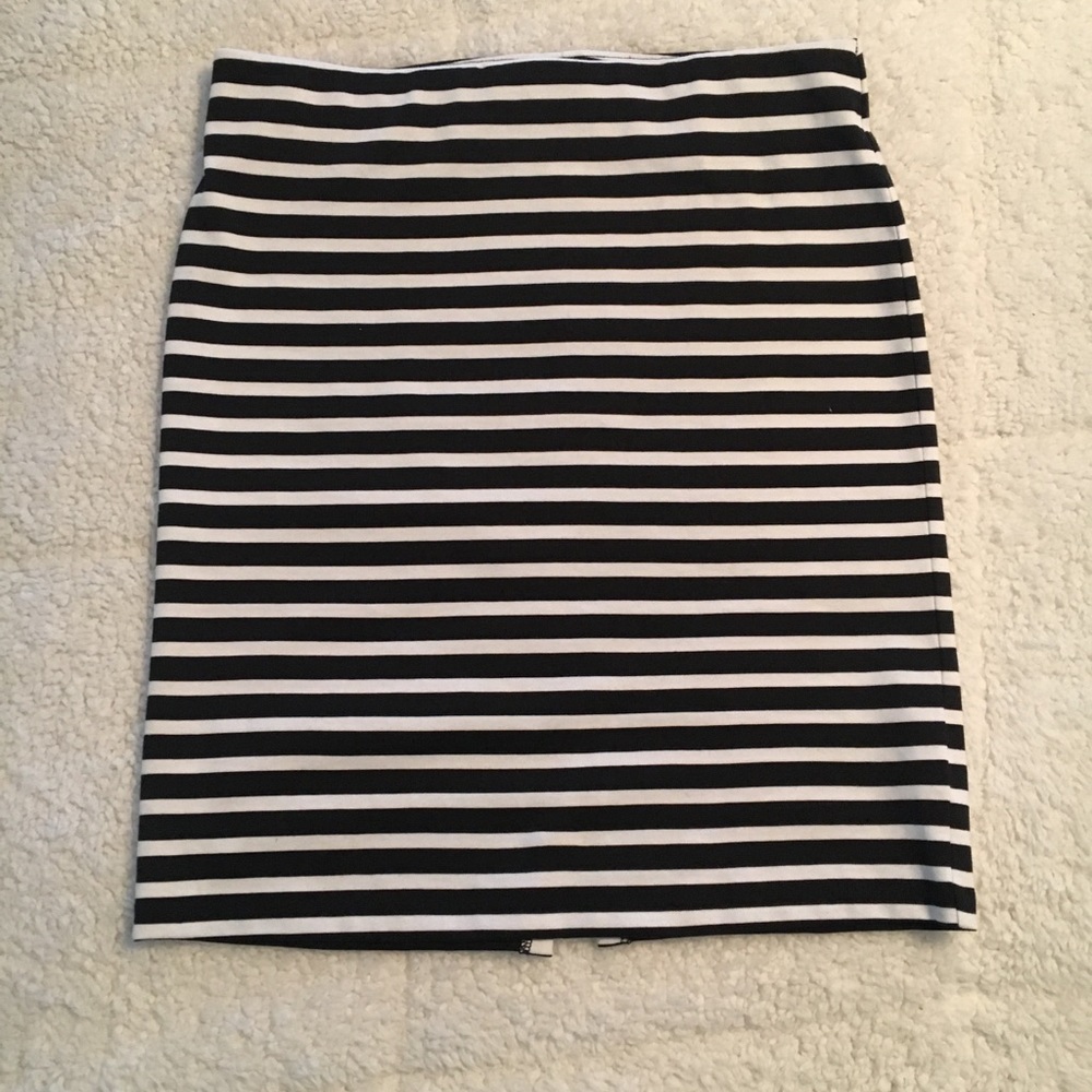 Black and white pencil skirt! EUC!
